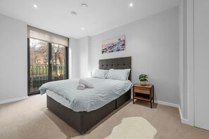 2 dormitorios, escritorio, tabla de planchar con plancha y cuna de viaje