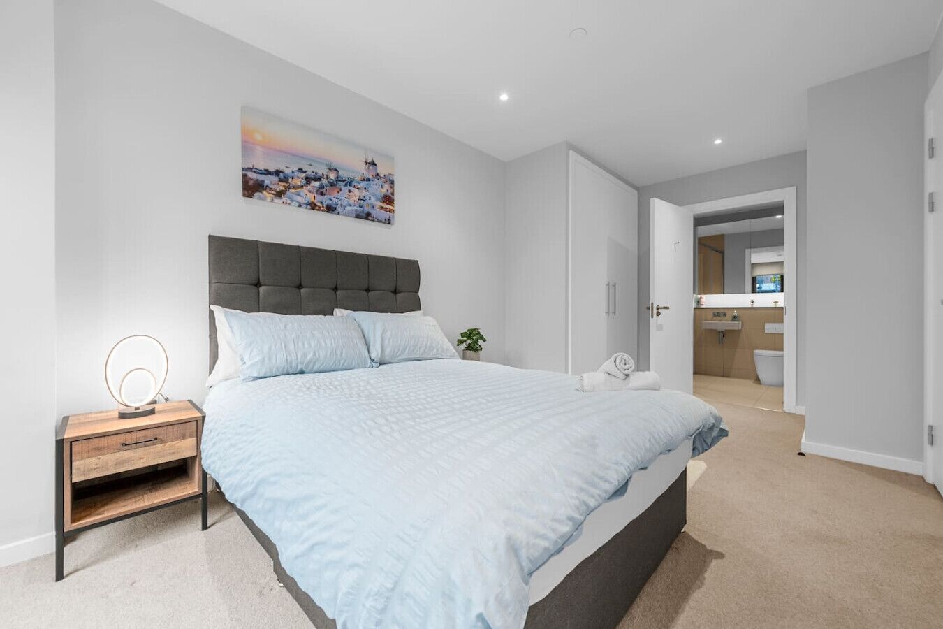 2 habitaciones, escritorio y tabla de planchar con plancha 