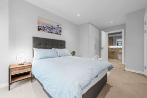 2 chambres, bureau, fer et planche à repasser, lit parapluie