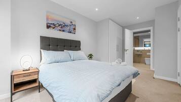 2 bedrooms, desk, iron/ironing board, travel crib