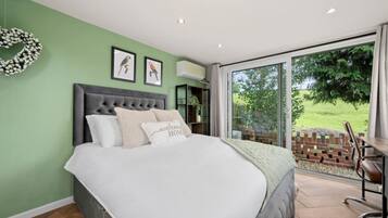 3 bedrooms, desk, iron/ironing board, travel cot