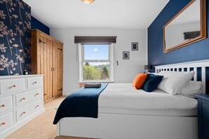 3 bedrooms, desk, iron/ironing board, travel crib