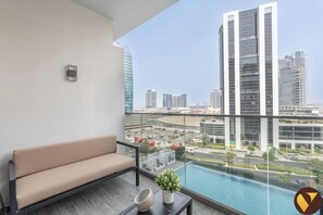 奢华公寓, 阳台, 泳池景观 | 熨斗/熨衣板、婴儿床、免费 WiFi、床单