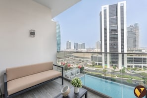 Apartamento superluxo, sacada, vista para a piscina | Ferros/tábuas de passar roupa, berços (sobretaxa), Wi-Fi de cortesia