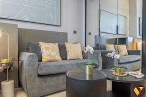 Apartamento superluxo, sacada, vista para a piscina | Ferros/tábuas de passar roupa, berços (sobretaxa), Wi-Fi de cortesia