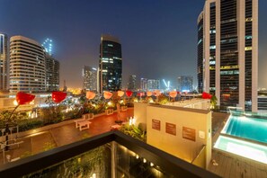 Luksushuoneisto, parveke, näköala uima-altaalle | Parveke