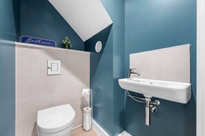 Shower, hair dryer, towels, soap - Modern Duplex: Central Manchester (Greater Manchester)