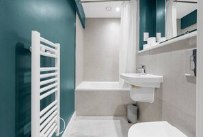 Een douche, een haardroger, handdoeken, zeep