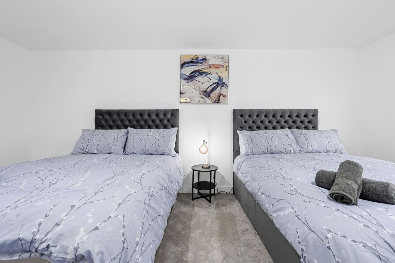 4 室のベッドルーム、デスク、アイロン / アイロン台、旅行用ベビーベッド