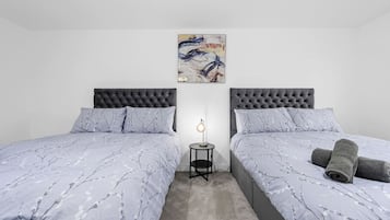 4 soverom, skrivebord, strykejern/-brett og reiseseng for barn