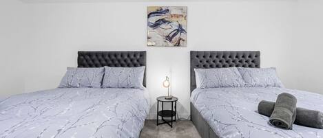 4 室のベッドルーム、デスク、アイロン / アイロン台、旅行用ベビーベッド