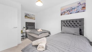 4 soverom, skrivebord, strykejern/-brett og reiseseng for barn