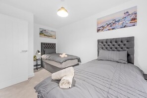 4 Schlafzimmer, Schreibtisch, Bügeleisen/Bügelbrett, Reisekinderbett