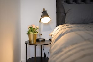 4 habitaciones, escritorio y tabla de planchar con plancha
