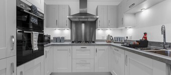 Luxurious Stylish: Modern Home