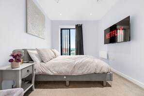 2 bedrooms, desk, iron/ironing board, travel crib