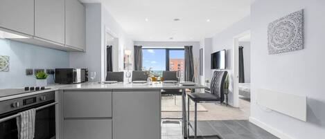 Kühlschrank, Mikrowelle, Ofen, Herdplatte