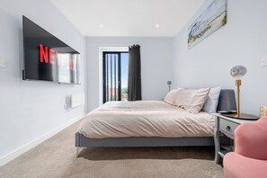 2 bedrooms, desk, iron/ironing board, travel crib - Modern Apartment: Central Manchester (Greater Manchester)