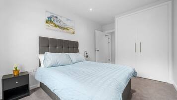 2 bedrooms, desk, iron/ironing board, travel crib