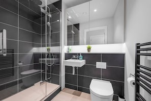 Haartrockner, Handtücher, Seife, Shampoo