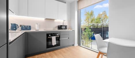 Réfrigérateur, micro-ondes, four, plaque de cuisson