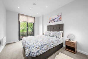 2 habitaciones, escritorio y tabla de planchar con plancha