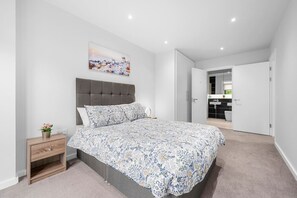 2 Schlafzimmer, Schreibtisch, Bügeleisen/Bügelbrett, Reisekinderbett