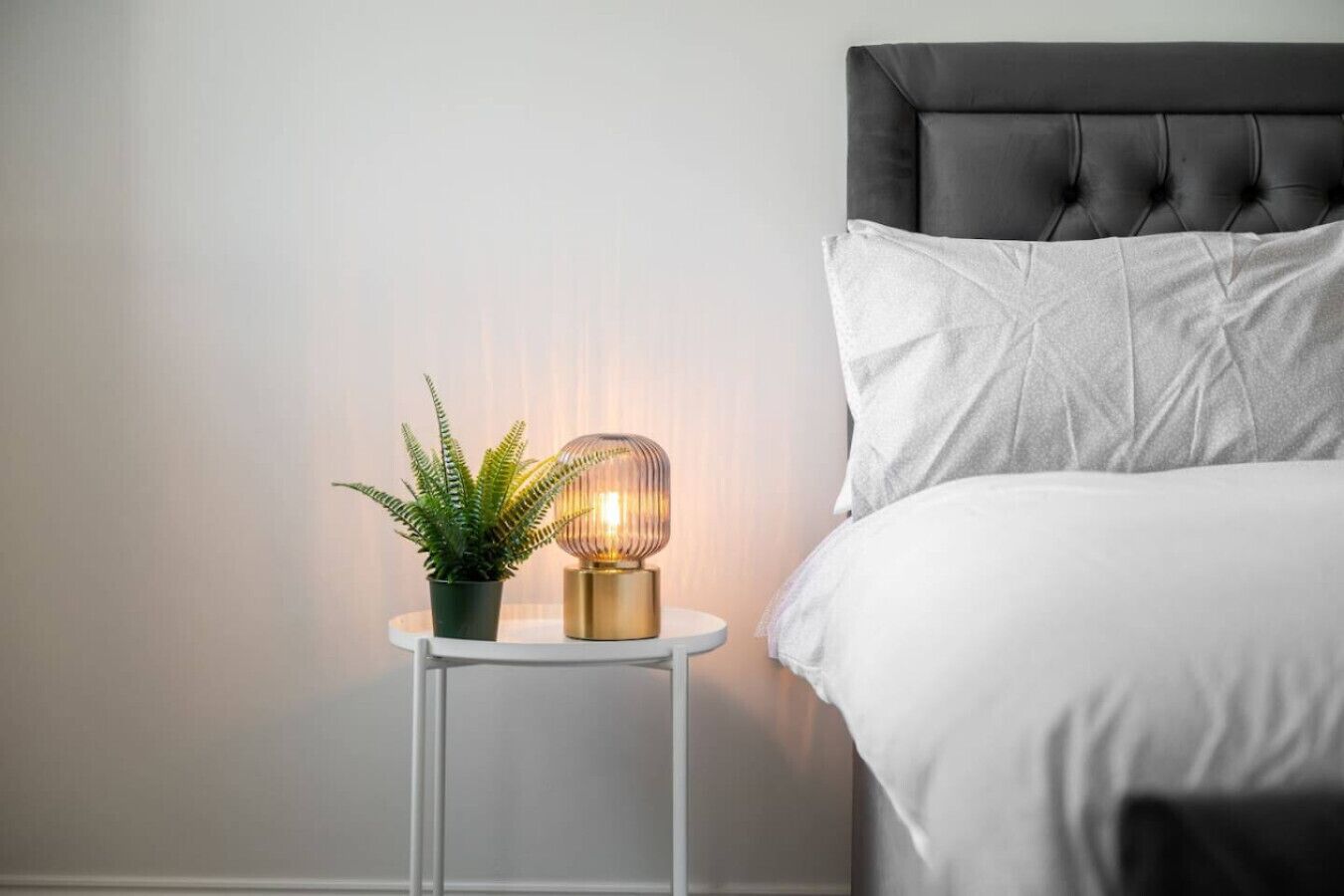 4 makuuhuonetta, työpöytä, silitysrauta/-lauta, vauvan matkasänky