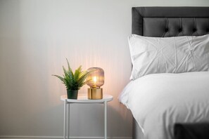 4 chambres, bureau, fer et planche à repasser, lit parapluie