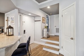 Interior - Bright Modern Pet Friendly 2 Bedroom Villa Overlooking Pool (Hilton Head Island)