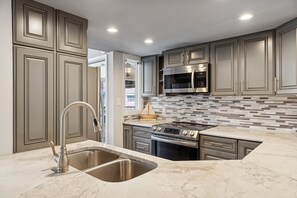 Fridge, microwave, oven, stovetop - Bright Modern Pet Friendly 2 Bedroom Villa Overlooking Pool (Hilton Head Island)