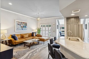 TV, fireplace - Beautiful Modern Pet Friendly Villa Overlooking Pool (Hilton Head Island)