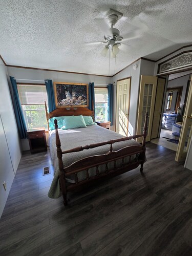 Quiet and Cozy, close to trails, lake and shops. TV in Every Room.