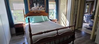 Quiet and Cozy, close to trails, lake and shops. TV in Every Room.