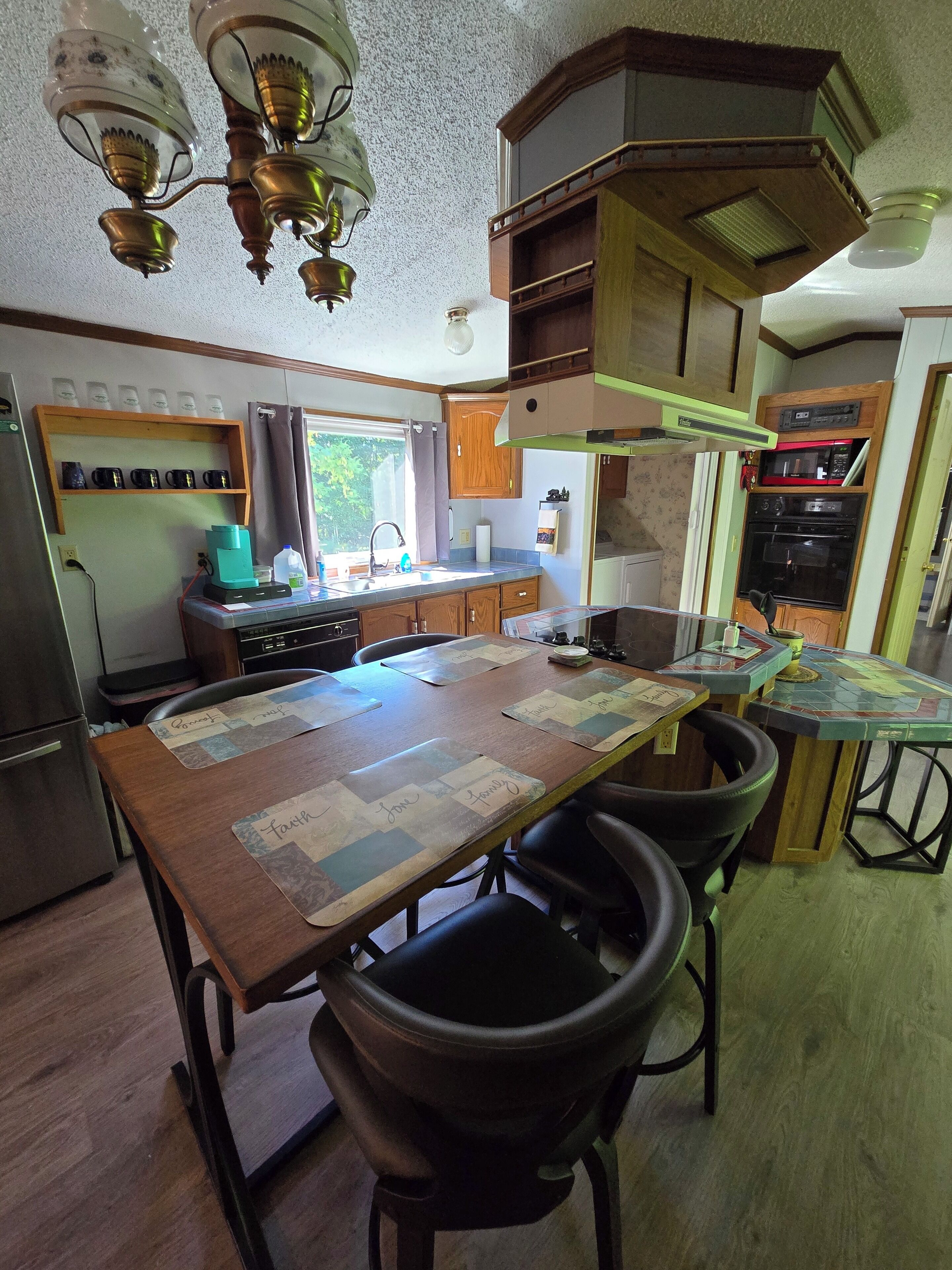 冷蔵庫、電子レンジ、オーブン、コンロ