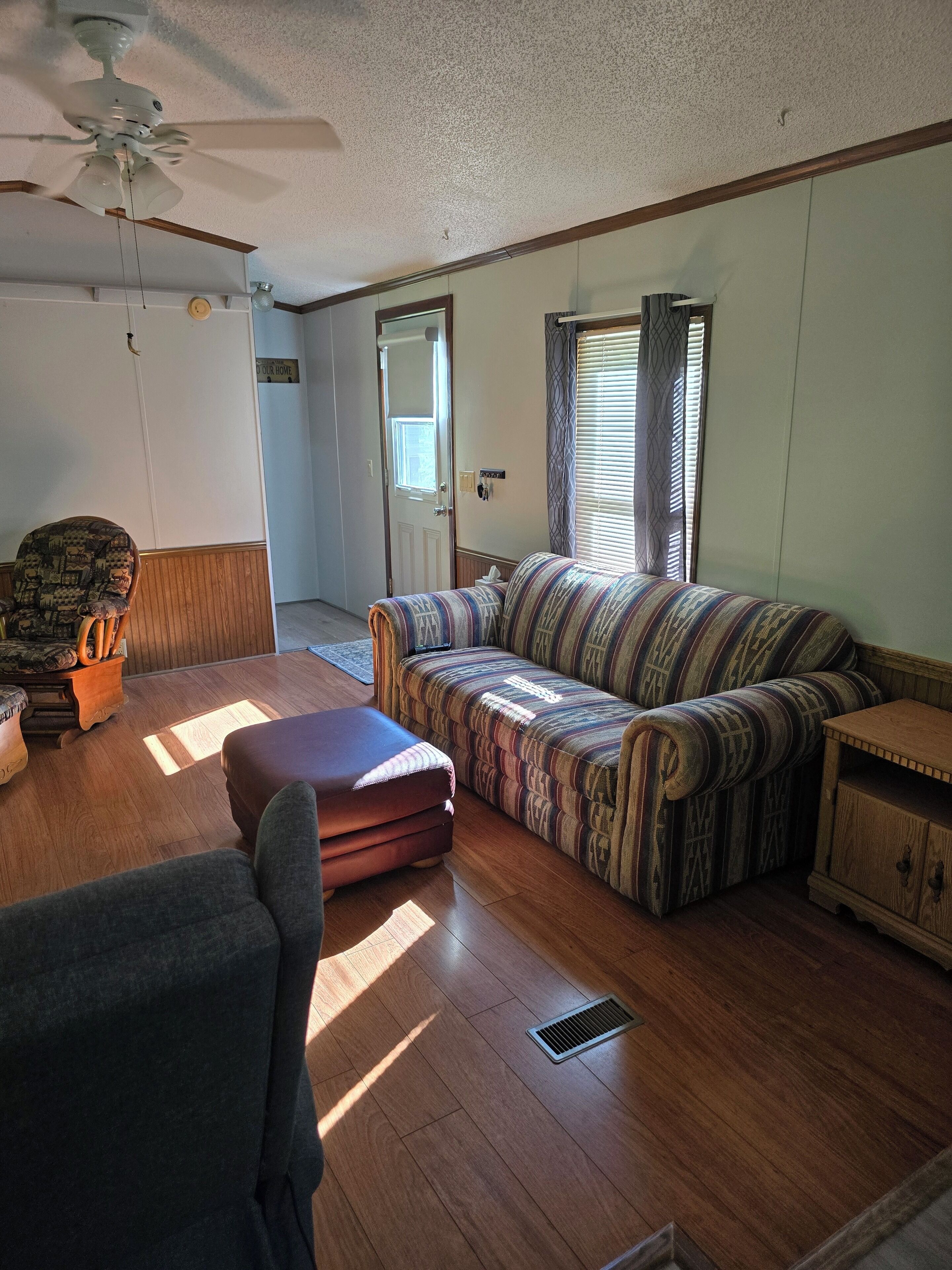 テレビ、卓球台、書庫