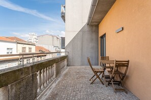 Căn hộ (Two-Bedroom Apartment)