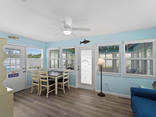 Tranquil & Spacious Heated Pool, Hot Tub, Parking