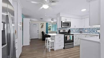 Een koelkast, een magnetron, een oven, een kookplaat