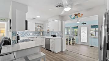 Een koelkast, een magnetron, een oven, een kookplaat