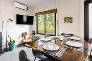 บ้านพัก, 3 ห้องนอน, สูบบุหรี่ได้, ระเบียง | ร้านอาหาร