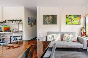 House, 3 Bedrooms, Smoking, Balcony | Living area | Books