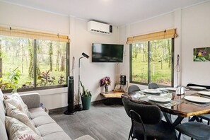 Hus - 3 soveværelser - ryger - balkon | Stue | Bøger