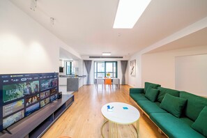 Superior Apartment, 4 Bedrooms, Balcony, City View | Living room | Smart TV