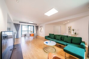 Superior-Apartment, 4 Schlafzimmer, Balkon, Stadtblick | Wohnzimmer