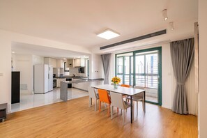 Apartamento superior, 4 habitaciones, balcón, vistas a la ciudad | Sala de estar | Una Smart TV