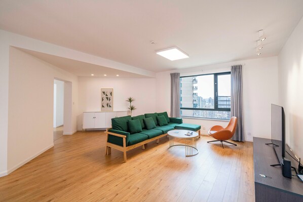 Superior-Apartment, 4 Schlafzimmer, Balkon, Stadtblick | Wohnzimmer