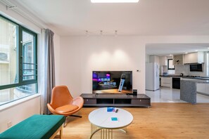 Superior Apartment, 4 Bedrooms, Balcony, City View | Living room | Smart TV