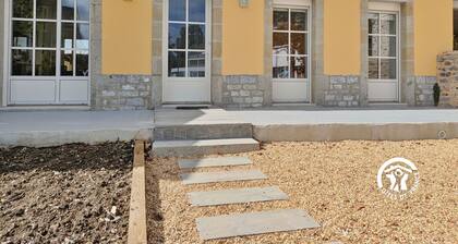 La Maison du Bourg Cottage with Terrace and Parking, 4 People in Louverné