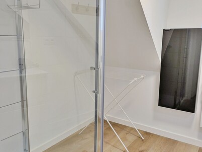 Modern cottage in Louverné, sleeps 6-8, pets allowed, parking